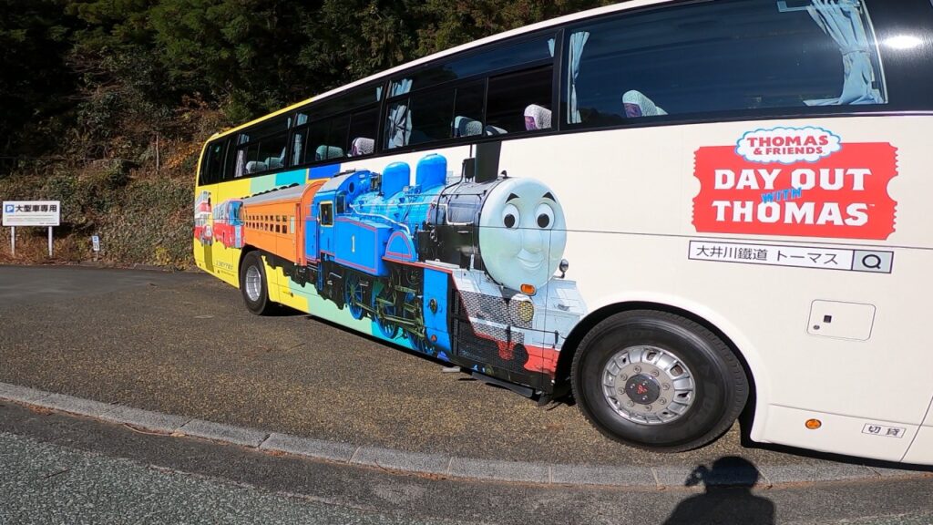 トーマスが描かれた大井川鉄道のバス