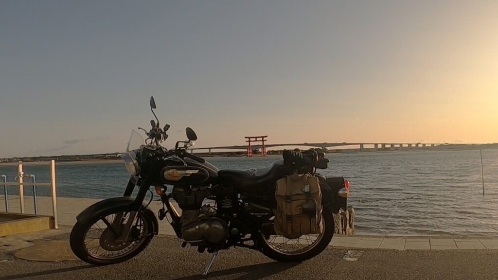 弁天島の鳥居とバイク
