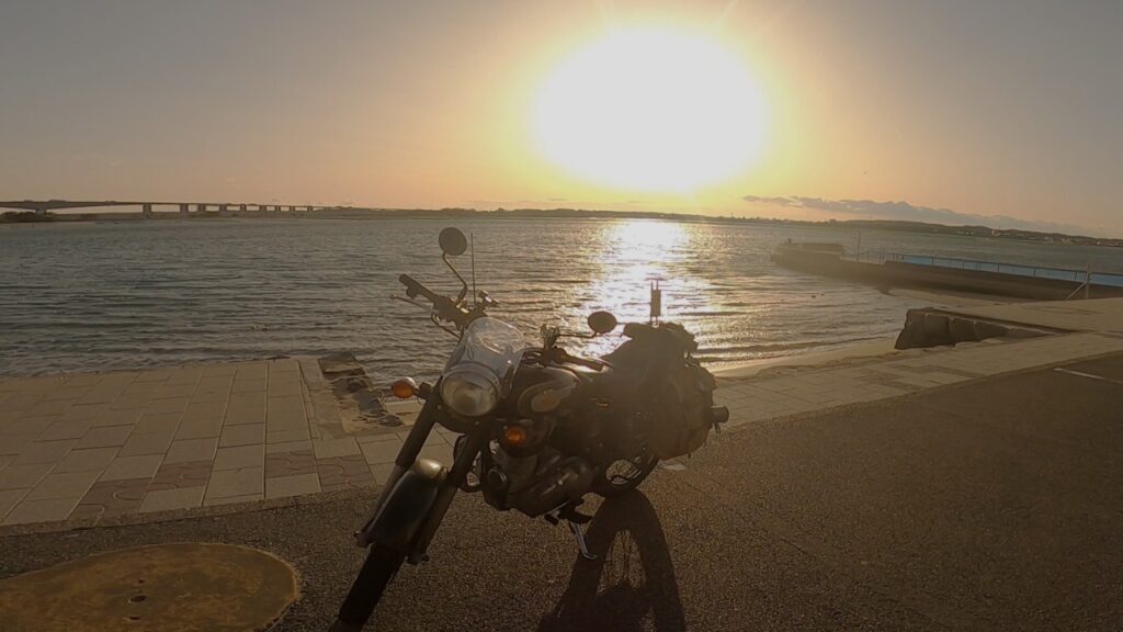 夕日を背景にバイク撮影1