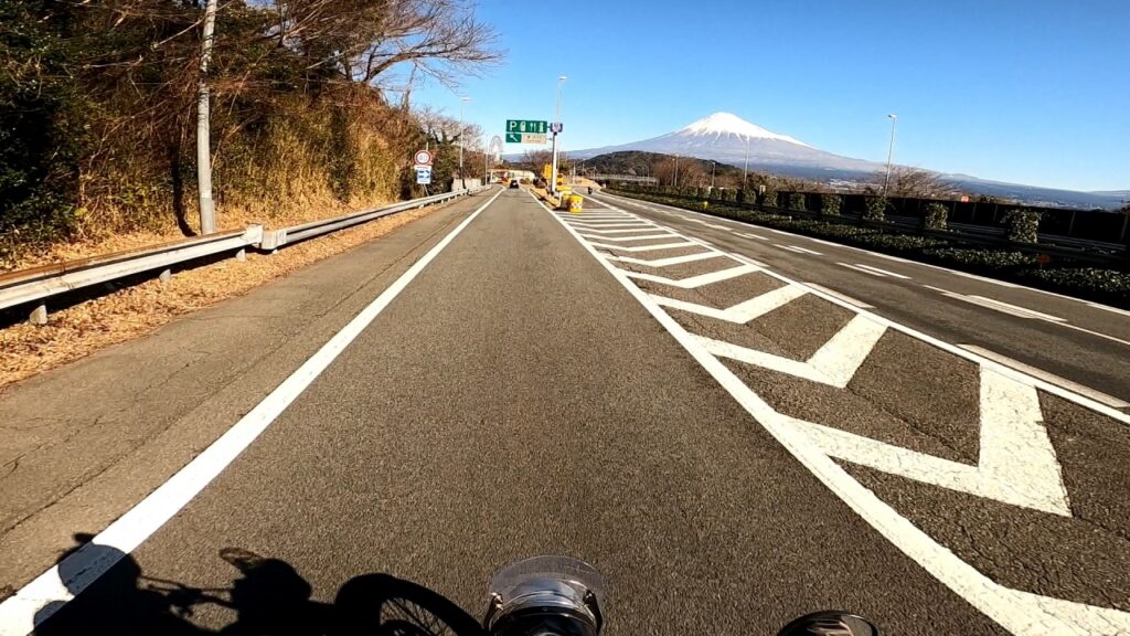 富士山を眺めながら富士川SAに入る