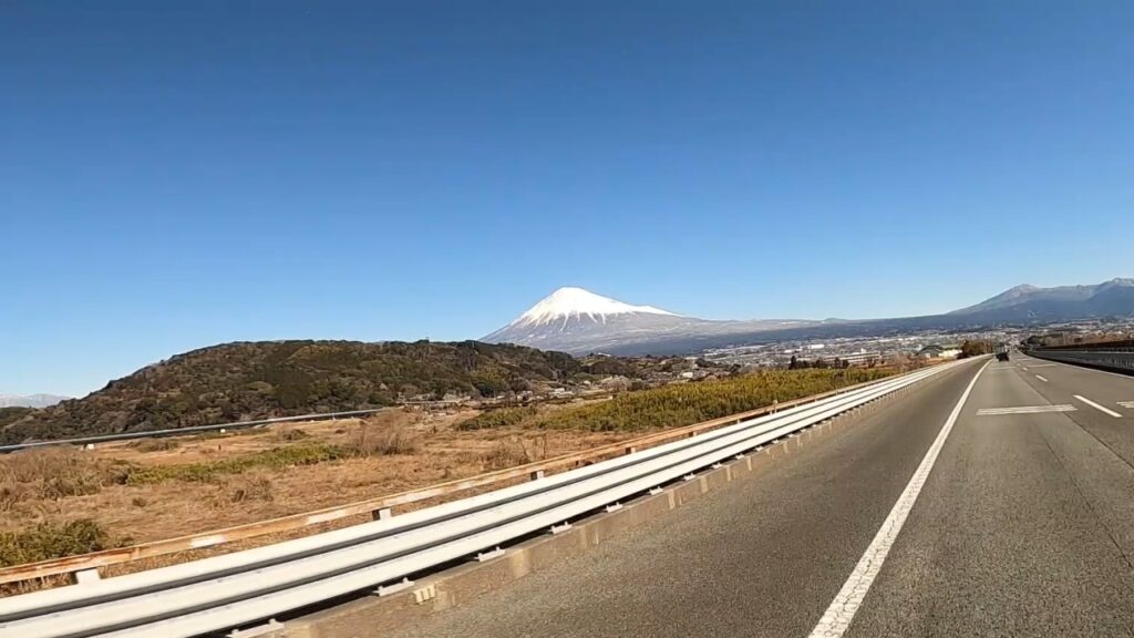 東名高速から見える富士山