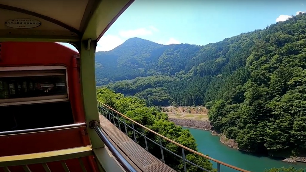 大井川鉄道の展望車から見るアプトいちしろキャンプ場