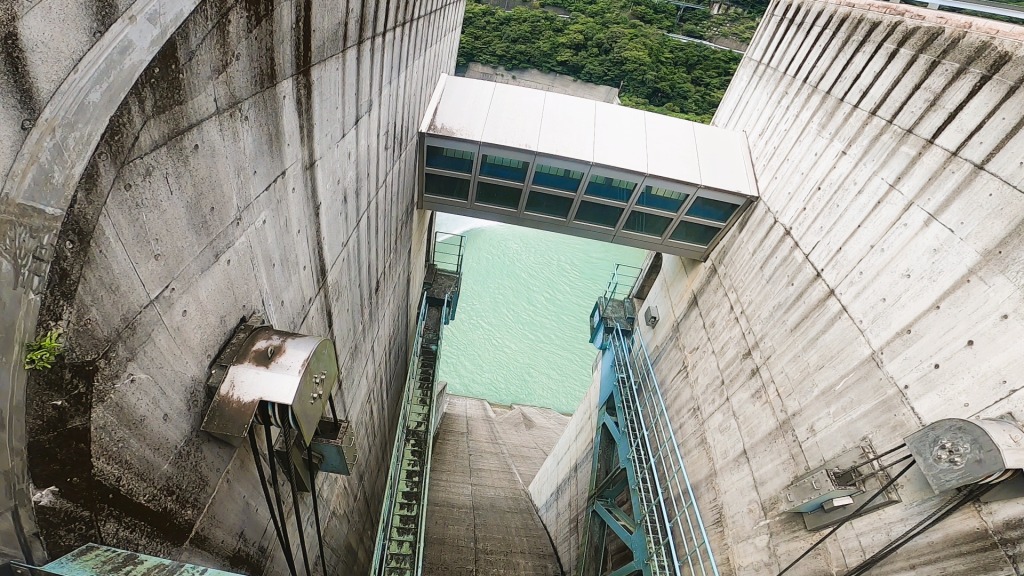 ダム上から真下を見下ろす。