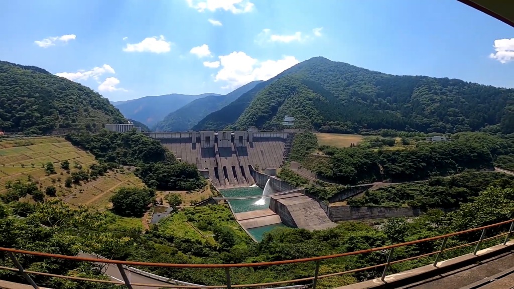 大井川鉄道の展望車から見る長島ダム