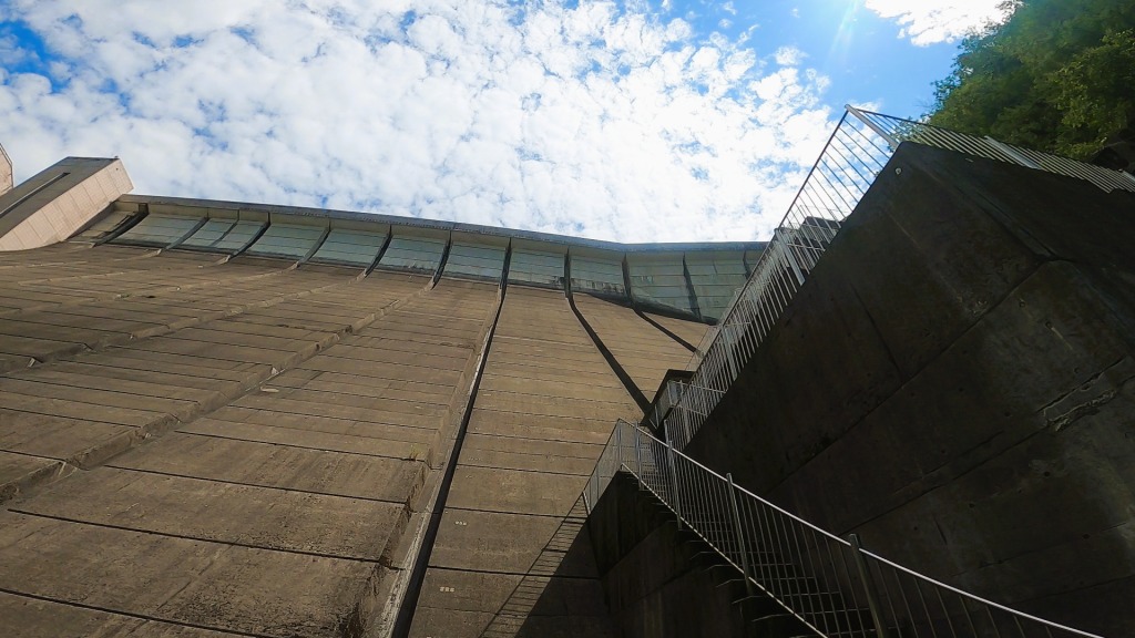 長島ダムを見上げる